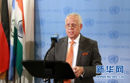 12月12日，在美國紐約聯(lián)合國總部，安理會(huì)本月輪值主席、摩洛哥常駐聯(lián)合國代表盧利什基向媒體宣讀聲明。聯(lián)合國安理會(huì)12日發(fā)表媒體聲明，對(duì)朝鮮發(fā)射衛(wèi)星的行為表示譴責(zé)。 新華社記者林瓊攝