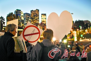 　14日，在美國首都華盛頓白宮外，民眾舉行燭光集會，悼念當日康涅狄格州桑迪胡克小學槍擊案遇難者，呼吁