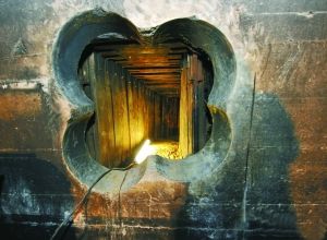 隧道頂端及四周用板材固定。 人民網(wǎng)照片