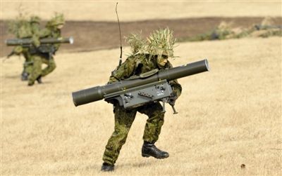 “作戰(zhàn)” 1月13日，日本自衛(wèi)隊一隊員在新年軍演中手持武器，發(fā)動進攻。媒體尚未公布1月22日的美日聯(lián)合軍演圖片。