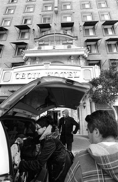 20日，美國(guó)洛杉磯，塞西爾酒店房客薩拜娜乘出租車離開(kāi)酒店。由于擔(dān)心水質(zhì)受到污染，目前已有27戶房客離開(kāi)塞西爾酒店。