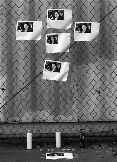 21日，美國洛杉磯，華裔女孩藍(lán)可兒遇害案件曝光后，一些人在塞西爾酒店附近擺放藍(lán)可兒的照片和蠟燭，紀(jì)念藍(lán)可兒。