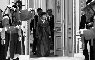 2月25日，韓國首爾，韓國首位女總統(tǒng)樸槿惠身著傳統(tǒng)韓服出席晚宴。