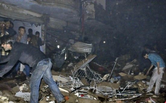 3月3日，在巴基斯坦南部城市卡拉奇，救援人員在爆炸現(xiàn)場(chǎng)工作。