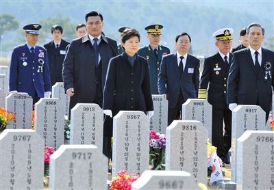 26日，韓國(guó)總統(tǒng)樸槿惠參加“天安”艦事件3周年紀(jì)念活動(dòng)，悼念在事件中身亡的韓國(guó)士兵。
