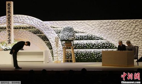 “3·11”東日本大地震兩周年紀(jì)念追悼儀式在東京舉行，日本明仁天皇與皇后、首相安倍晉三出席