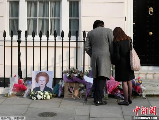 當(dāng)?shù)貢r間2013年4月8日，英國倫敦，民眾在英國前首相撒切爾夫人位于倫敦的住所前進行悼念活動。