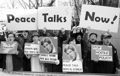 4月12日，韓國示威者在該國國防部前手持克里畫像，反對韓美軍演，要求克里前往朝鮮尋求和平談判。