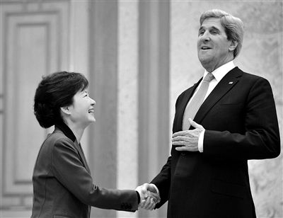 4月12日，韓國總統(tǒng)樸槿惠（左）與美國國務(wù)卿克里會面。