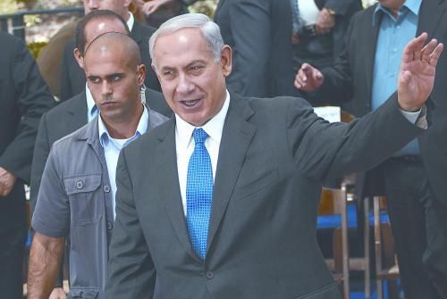 經(jīng)以總理內(nèi)塔尼亞胡主持的內(nèi)閣秘密會議決定，以空軍接連對敘利亞多處目標(biāo)實施空襲。圖為內(nèi)塔尼亞胡5日出席內(nèi)閣會議。