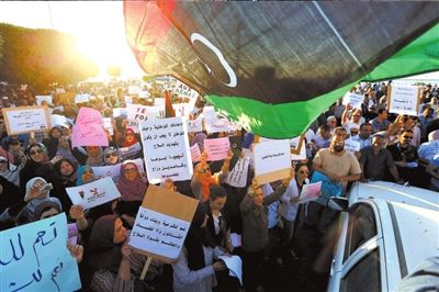 10日，利比亞首都的黎波里，當(dāng)?shù)厥忻裨诶葋喭饨徊客馐就棺h“政治隔離法”。圖/東方IC