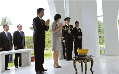 25日，緬甸仰光，安倍偕妻子參拜“二戰(zhàn)陣亡日軍墓”。圖/CFP