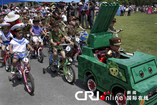 朝鮮兒童慶“六一” 向美國士兵形象靶子射箭(高清組圖) 朝鮮兒童慶“六一” 向美國士兵形象靶子射箭(高清組圖)