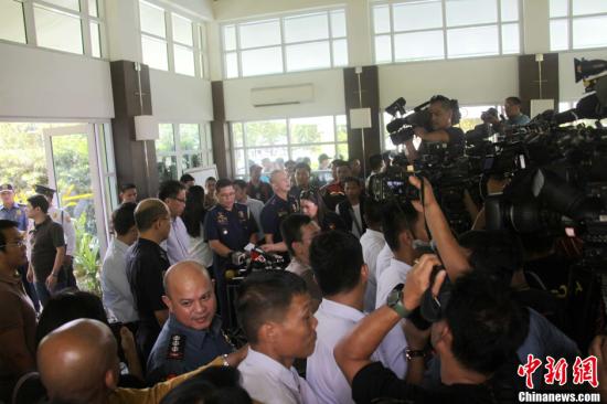 　　6月1日，菲律賓內(nèi)政部長羅哈斯在菲國家警察部隊司令普里斯馬等人陪同下召開記者會，介紹環(huán)球城公寓樓