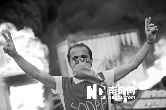 5月31日，土耳其示威者在伊斯坦布爾市中心的塔克西姆廣場(chǎng)抗議政府拆除加濟(jì)公園的計(jì)劃。