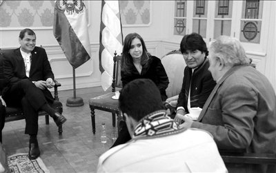 7月4日，科雷亞、克里斯蒂娜、莫拉萊斯、穆希卡及馬杜羅（左起順時(shí)針方向）參加會(huì)議。新華社發(fā)