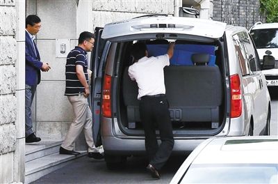 16日,為追征前總統(tǒng)全斗煥的非法資金,韓國(guó)檢察廳搜查其住宅和家族企業(yè)。