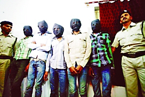 印度一個(gè)特別法庭20日宣布，判處卷入瑞士女游客遭輪奸案的6名男子終身監(jiān)禁。檢方對判決結(jié)果感到滿意，但表示不排除被告上訴可能。