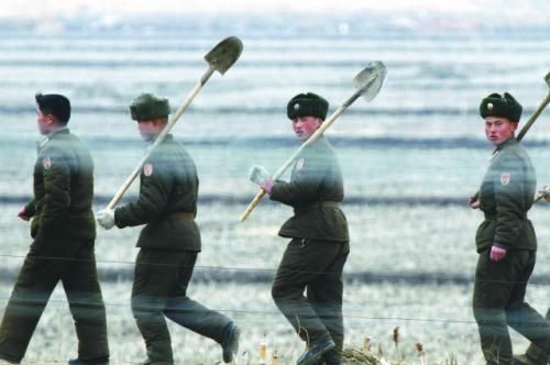 朝軍士兵前往田地支援地方建設(shè)。