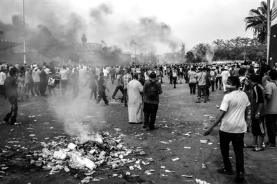 7月27日,在埃及首都開羅,穆爾西支持者同防暴警察發(fā)生沖突。新華社發(fā)