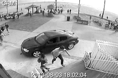 監(jiān)控錄像截屏圖：3日，美國洛杉磯市，一輛汽車沖進威尼斯海灘棧道上的人群。圖/東方IC