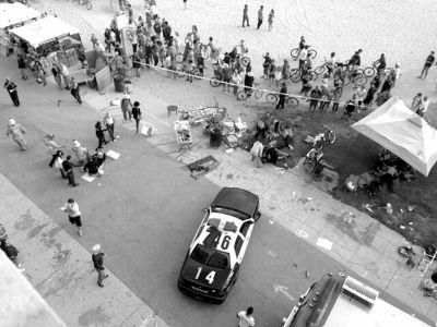 3日，美國洛杉磯，威尼斯海灘上血跡斑斑，警方正在調(diào)查。圖/東方IC