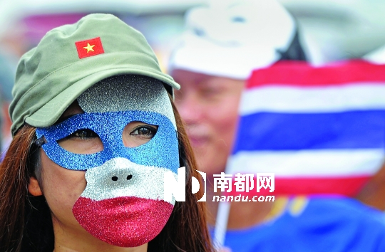 4日，一名泰國(guó)反政府人士頭戴面具在首都曼谷參加集會(huì)。