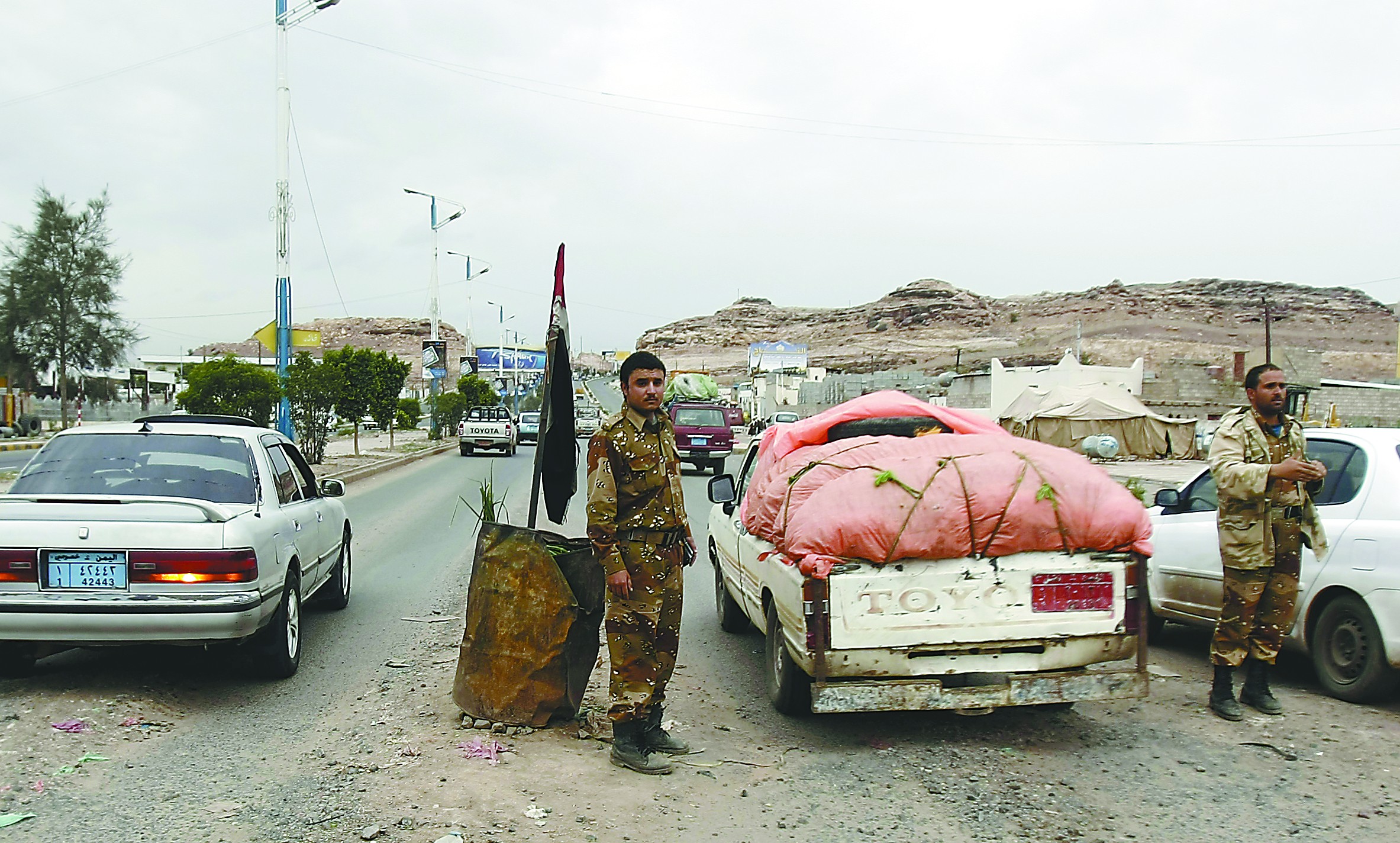 當(dāng)?shù)貢r間4日，在也門首都薩那，安全人員在通往美國大使館的路上設(shè)置檢查站檢查過往車輛。