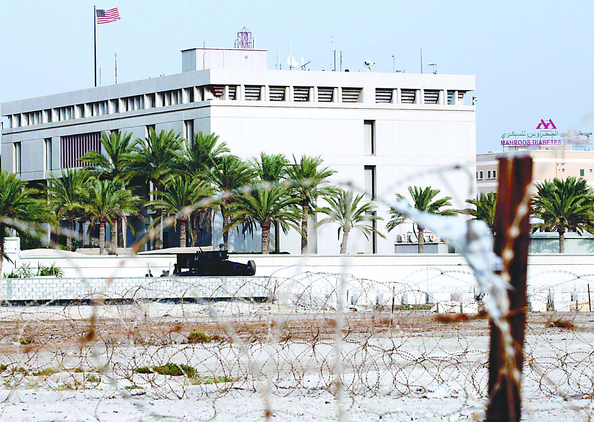 當(dāng)?shù)貢r間4日，在也門首都薩那，安全人員在通往美國大使館的路上設(shè)置檢查站檢查過往車輛。