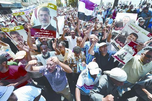 16日，穆?tīng)栁鞯闹С终哌M(jìn)行“憤怒的星期五”大游行，抗議軍方清場(chǎng)行動(dòng)造成嚴(yán)重人員傷亡。