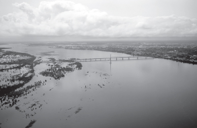 據(jù)目前估計(jì)，俄遠(yuǎn)東地區(qū)因洪災(zāi)造成的損失超過100億盧布。