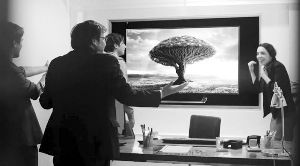 屏幕顯示樹的畫面，求職者獲知真相