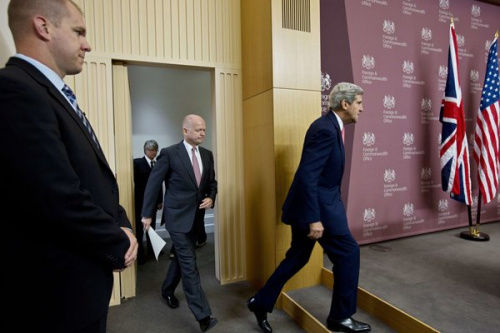 資料圖：美國國務(wù)卿約翰·克里與英國外交大臣威廉·黑格在倫敦。