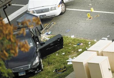 沖擊白宮圍欄的黑色轎車。