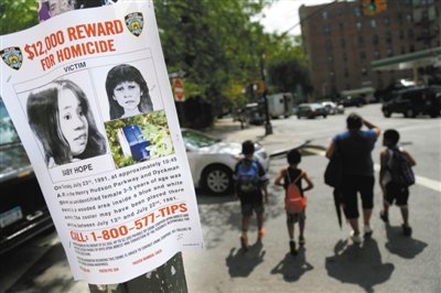 2013年7月23日，貼在紐約街頭的征詢線索傳單，這天是“希望寶寶”被發(fā)現(xiàn)遇害的日子，每年這天警方都