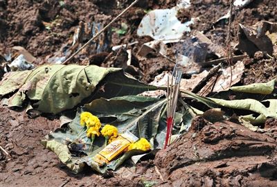 失事現(xiàn)場,有人擺上鮮花放上香燭表示悼念。