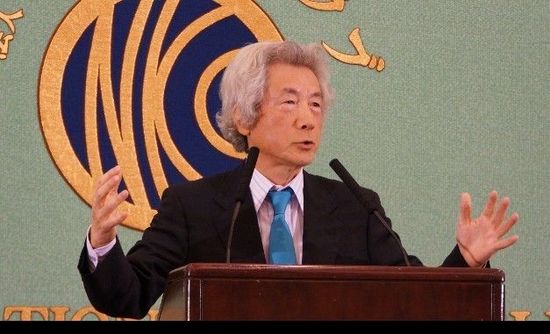 日本前首相小泉純一郎11月12日發(fā)表演說(shuō)，支持安倍晉三對(duì)中國(guó)強(qiáng)硬，并鼓動(dòng)其參拜靖國(guó)神社。