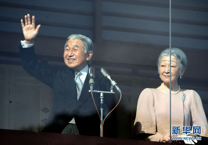 當(dāng)?shù)貢r間12月23日，在位于日本東京的皇宮，日本明仁天皇向民眾致意。