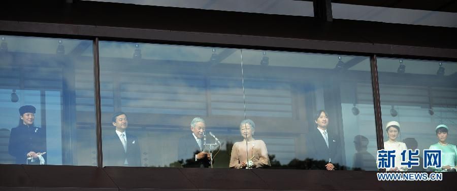 當(dāng)?shù)貢r間12月23日，在位于日本東京的皇宮，日本明仁天皇在皇族的陪同下發(fā)表生日感言。