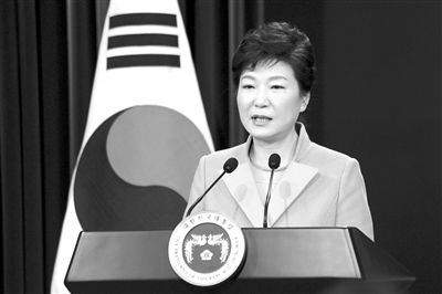 1月6日，韓國(guó)總統(tǒng)樸槿惠在首爾總統(tǒng)府青瓦臺(tái)舉行的新年記者會(huì)上發(fā)言。新華社發(fā)