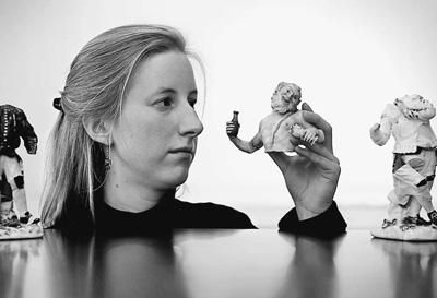 在英國(guó)倫敦，拍賣(mài)行員工展示邁森瓷器。