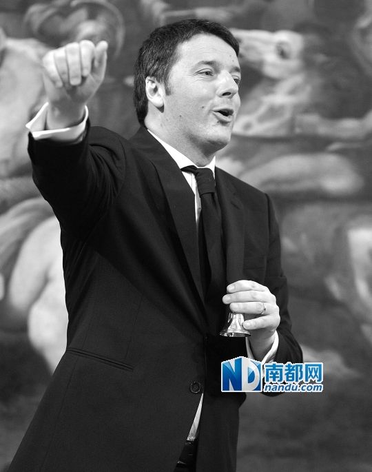 2月22日，在意大利羅馬總理府，新任總理馬泰奧·倫齊搖鈴象征正式行使總理權(quán)力。
