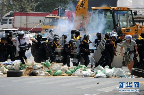 當(dāng)?shù)貢r間2月18日，泰國曼谷警方與示威者發(fā)生沖突。