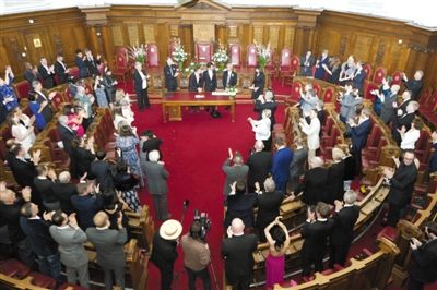 29日，倫敦，一對同性伴侶舉行結(jié)婚儀式。