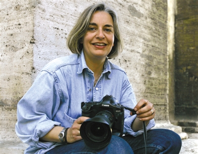 4日，安雅·尼德林豪斯在報道阿富汗大選期間被槍殺。