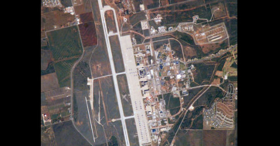 美國(guó)一架客機(jī)因機(jī)艙壓力異常緊急迫降(圖) 美國(guó)一架客機(jī)因機(jī)艙壓力異常緊急迫降(圖)