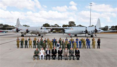 4月29日，參與搜尋馬航失聯(lián)客機(jī)的多國軍人和軍機(jī)在珀斯皮爾斯空軍基地合影。5月1日，馬航宣布搜尋進(jìn)入新階段，重點將借助不同技術(shù)擴(kuò)大海底搜尋。