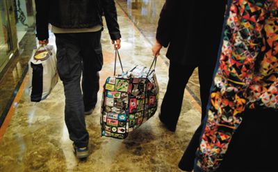 5月2日，馬航乘客家屬離開麗都飯店。當(dāng)日，麗都飯店二層家屬區(qū)正式關(guān)閉，大部分家屬返鄉(xiāng)。