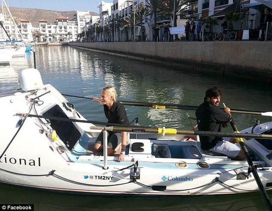 男女主角與他們的“小伙伴”，名叫“馬迪巴精神”的皮劃艇。