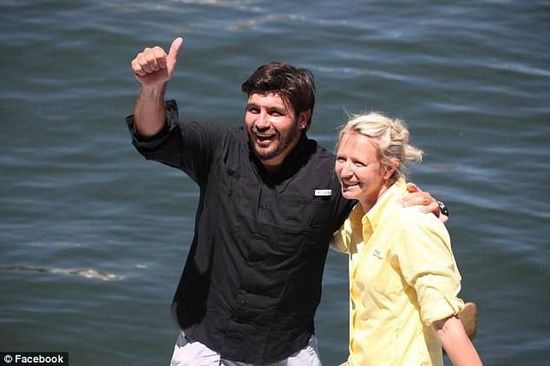 抵達(dá)邁阿密時(shí)，曼瑟驕傲地豎起了大拇指。